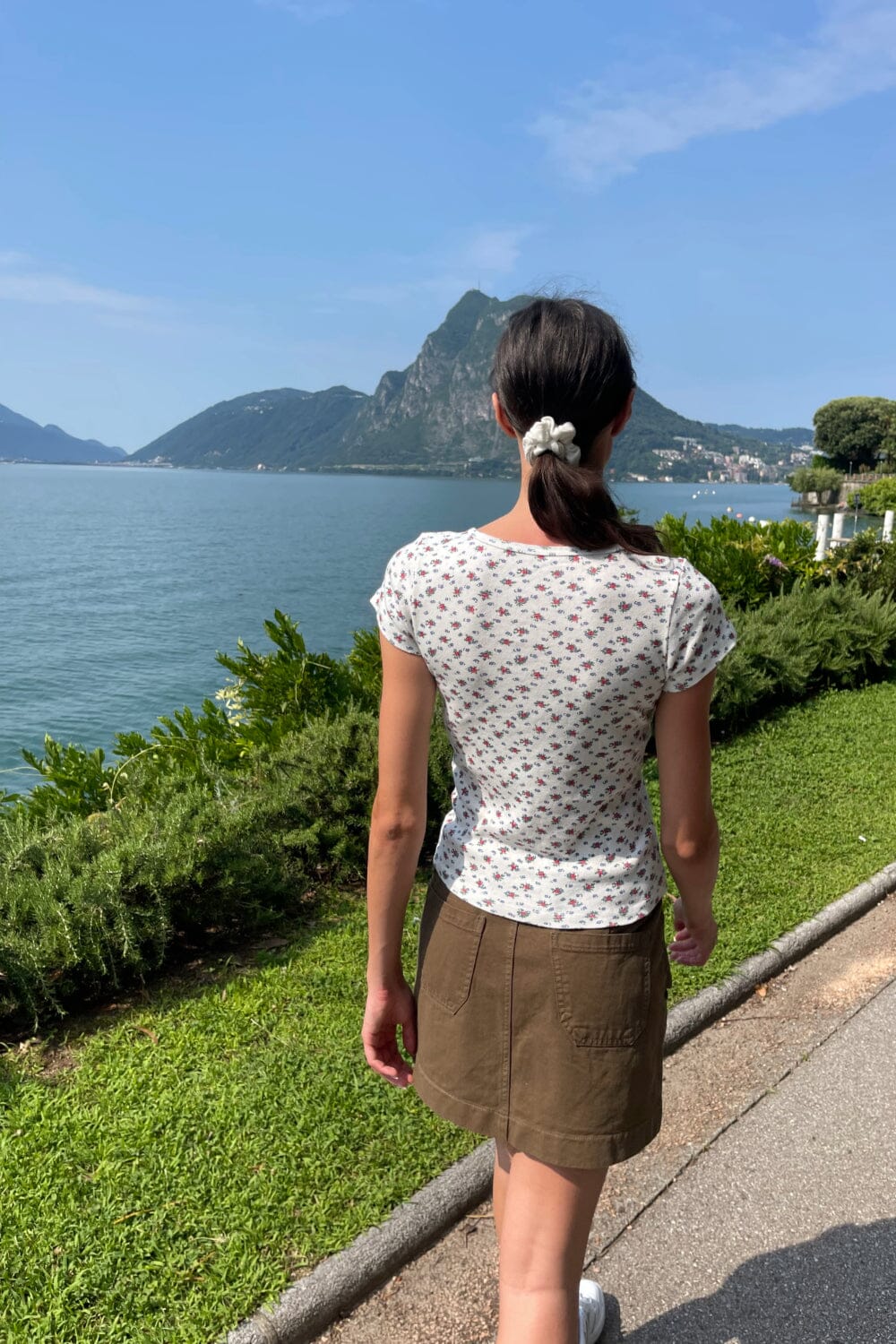 Zelly Eyelet Floral Top | White With Red and Blue Florals / XS/S
