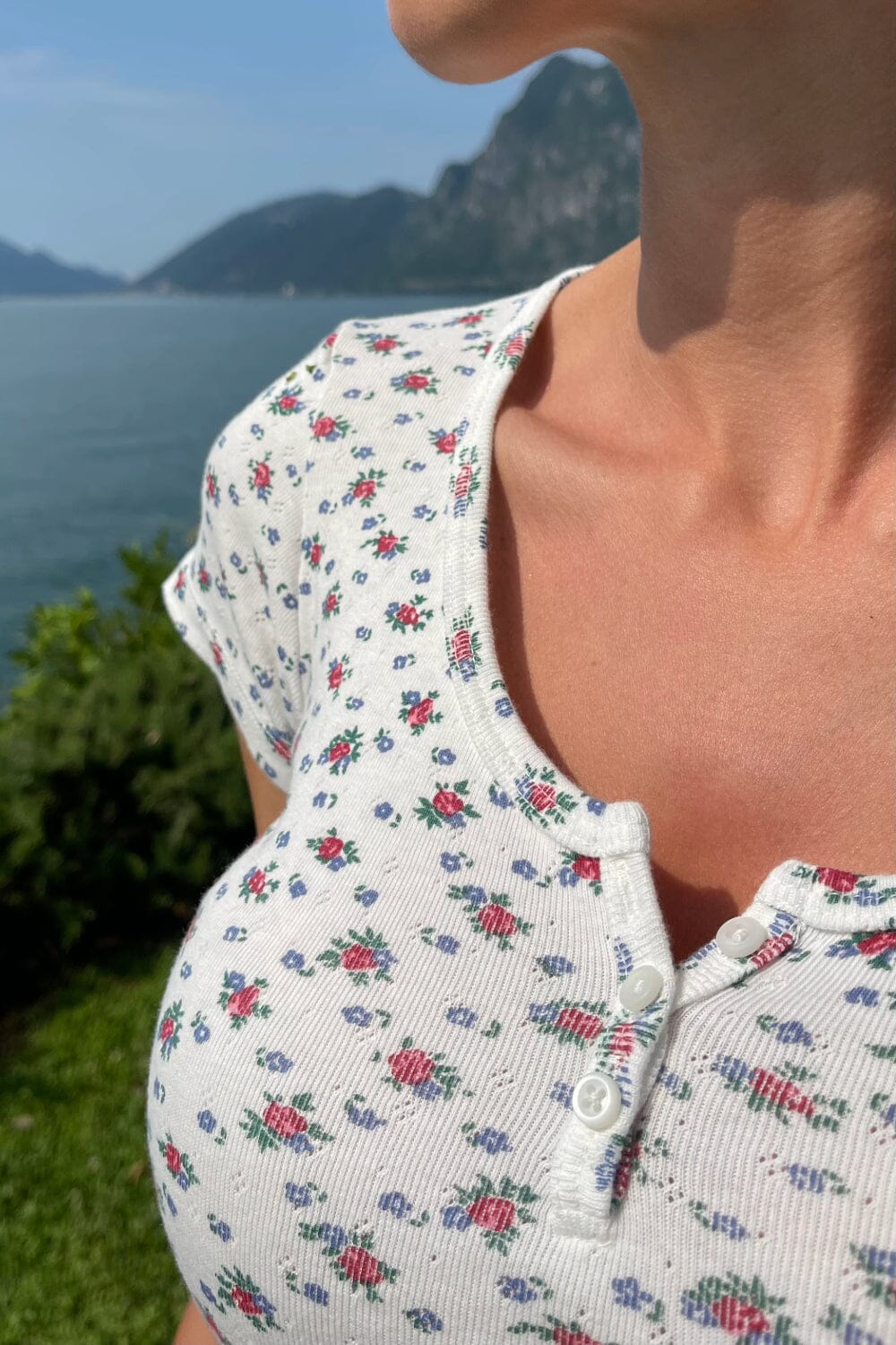 Zelly Eyelet Floral Top | White With Red and Blue Florals / XS/S